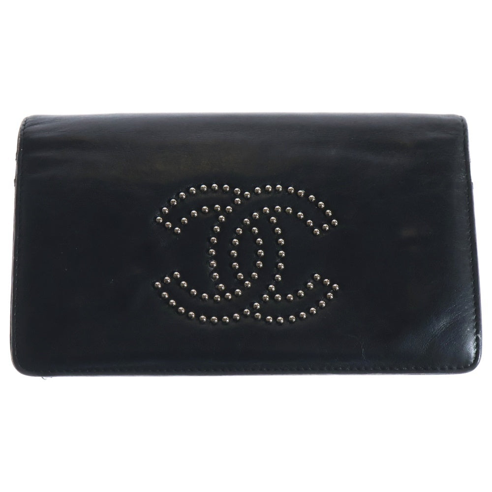 お値引きしました。CHANEL シャネル スタッズ CC 二つ折長財布 CHANEL(シャネル) CCロゴスタッズデザイン 二つ折り 長財布
