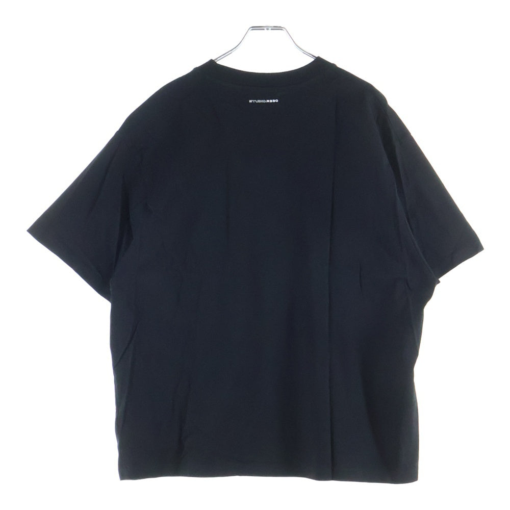 NO BRAND(ノーブランド) STUDIO R330(ステュディオ アール スリーサーティー)フロントプリント クルーネック半袖Tシャツ ブラック