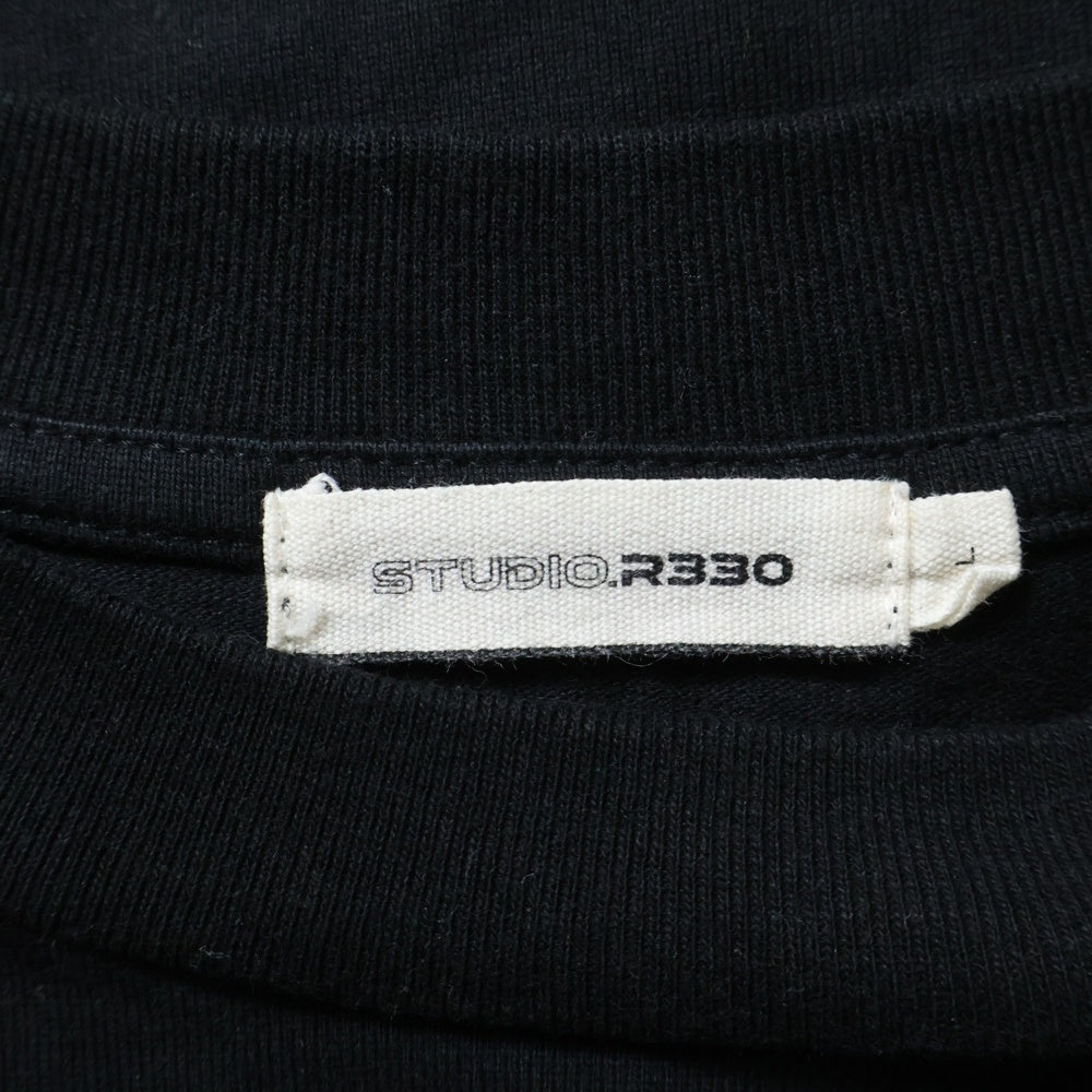 NO BRAND(ノーブランド) STUDIO R330(ステュディオ アール スリーサーティー)フロントプリント クルーネック半袖Tシャツ ブラック