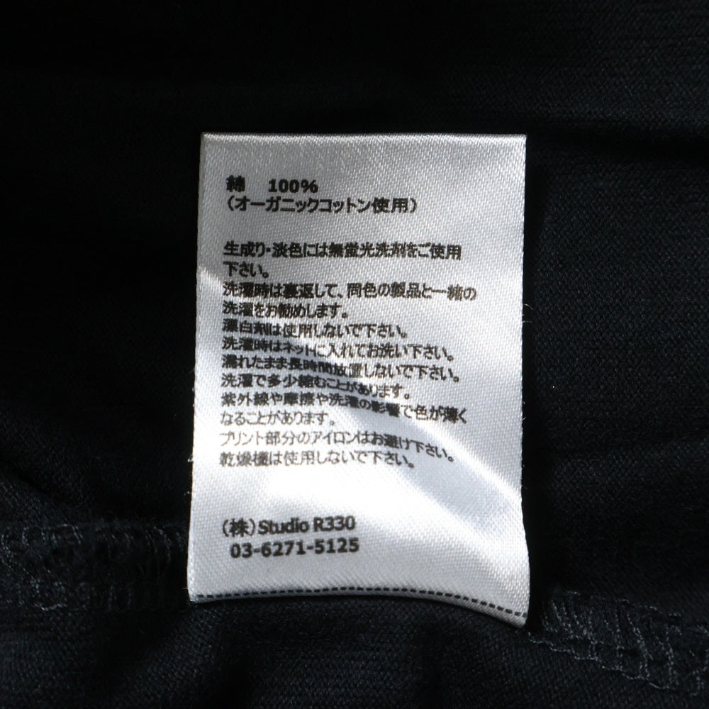 NO BRAND(ノーブランド) STUDIO R330(ステュディオ アール スリーサーティー)フロントプリント クルーネック半袖Tシャツ ブラック
