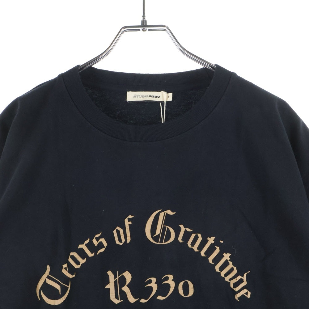 NO BRAND(ノーブランド) STUDIO R330(ステュディオ アール スリーサーティー)ロゴプリント クルーネック半袖Tシャツ ブラック
