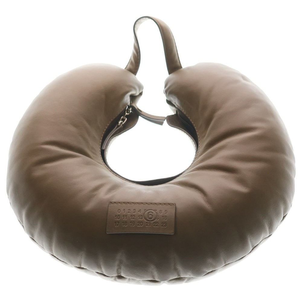 MM6 Maison Margiela(エムエムシックスメゾンマルジェラ) 24AW TRAVEL PILLOW BAG トラベルピロー レザーハンドバッグ レディース