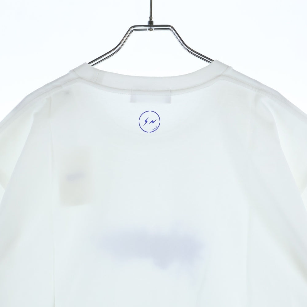 GOD SELECTION XXX(ゴッドセレクショントリプルエックス) 20SS×FRAGMENT FRGMT フラグメント ペイントロゴクルーネックコットン半袖Tシャツ ホワイト GX-S20-7FST-04