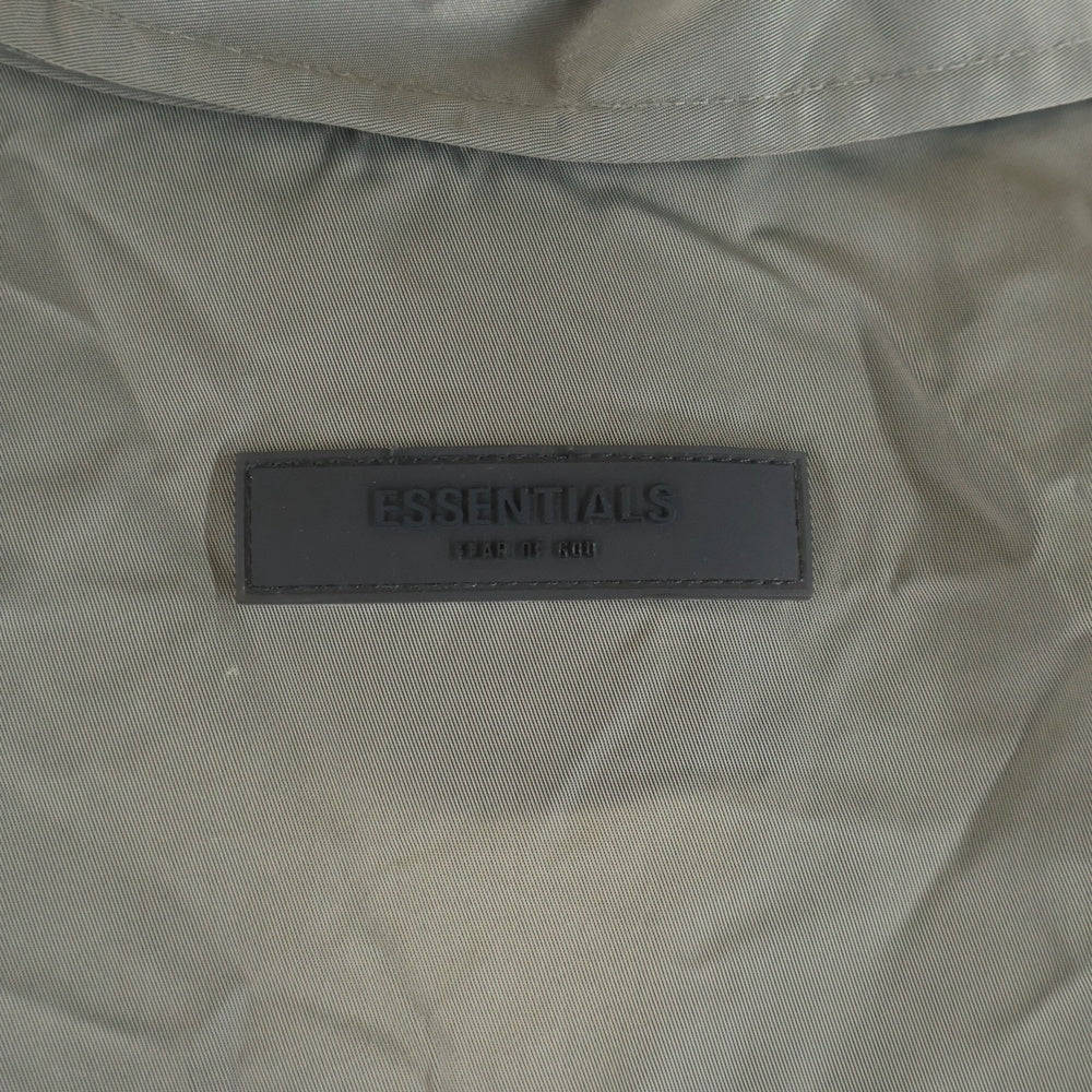 FEAR OF GOD ESSENTIALS(フィアオブゴッド エッセンシャルズ) バックロゴ ナイロンコーチジャケット グレー