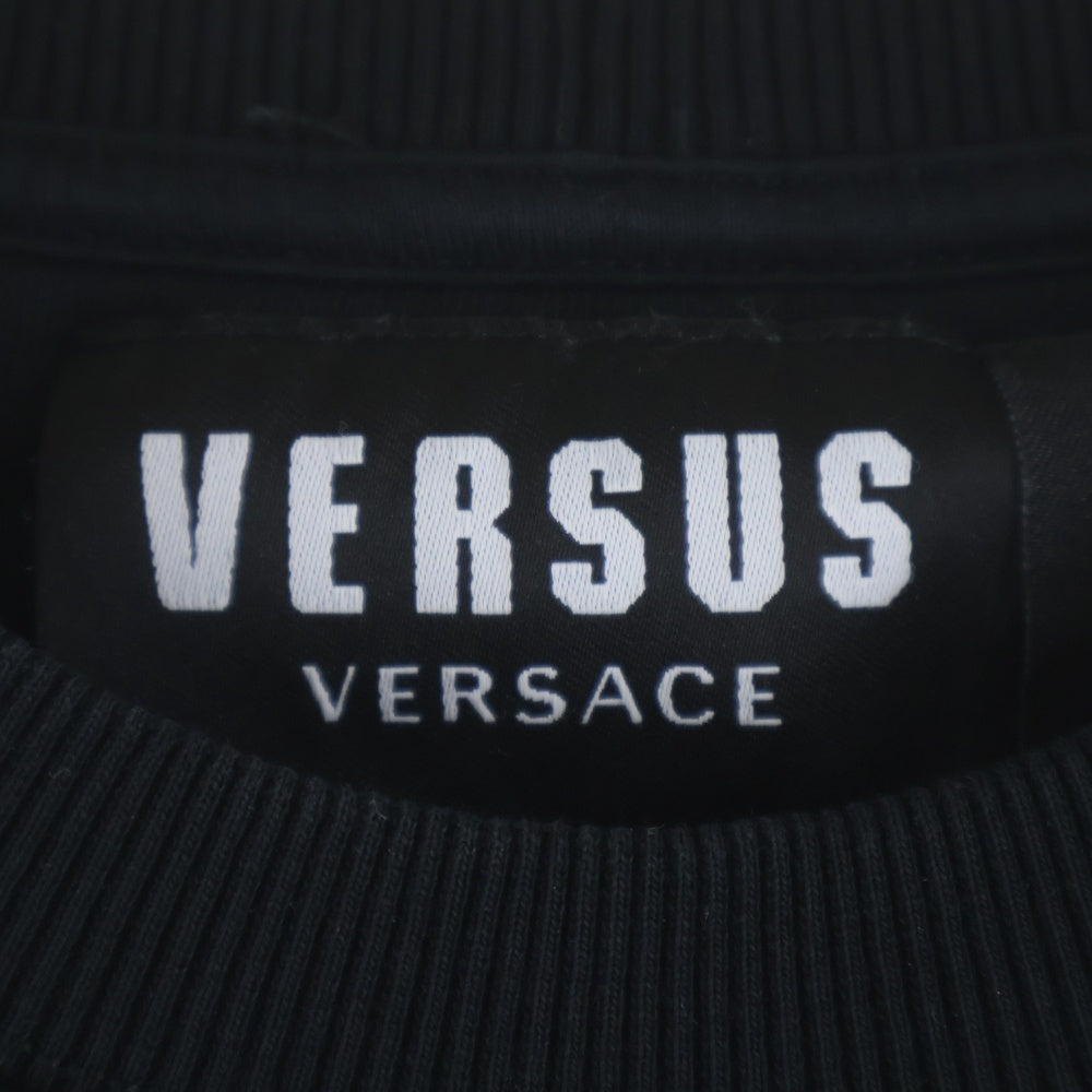 GIANNI VERSACE(ジャンニ ヴェルサーチ) VERSUS Sweatshirt ロゴ刺繍 クルーネックスウェットトレーナー ブラック 368 032 637 949