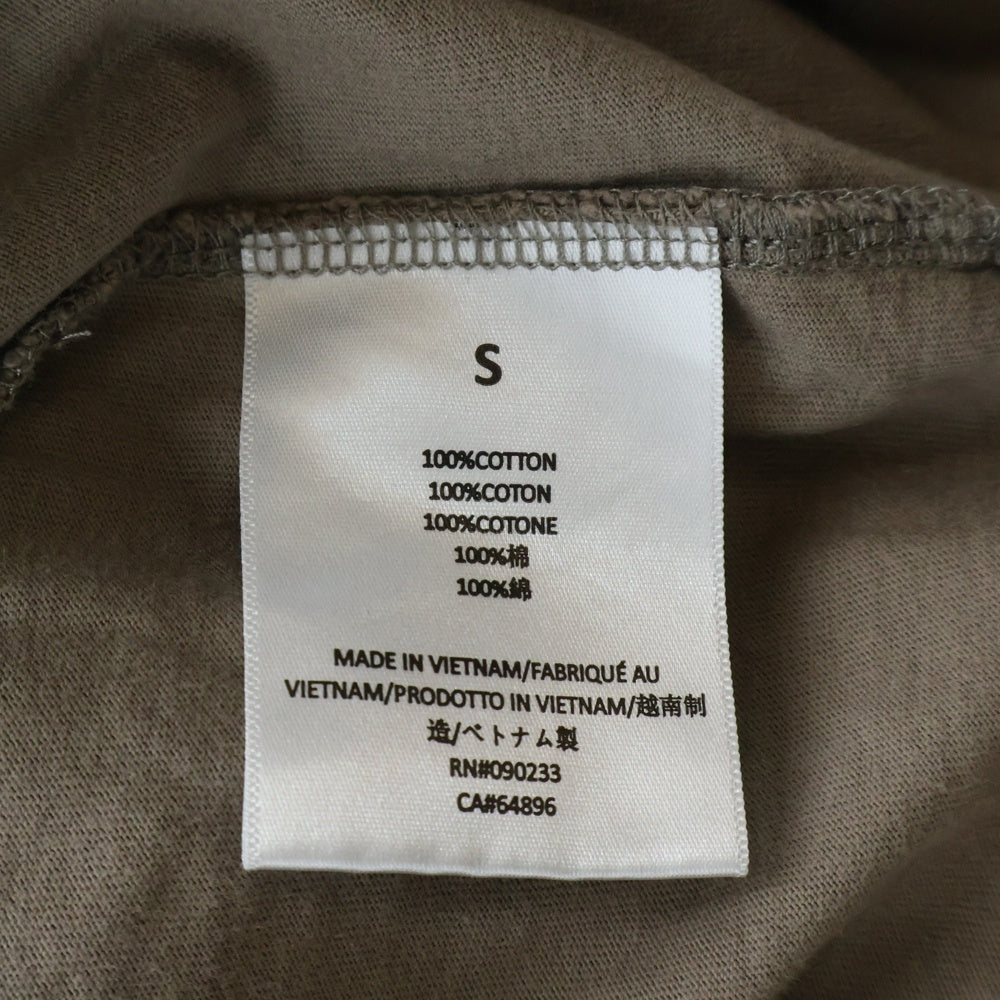 FEAR OF GOD ESSENTIALS(フィアオブゴッド エッセンシャルズ) L/S T-SHIRT フェルトロゴ 長袖Tシャツ ロンT ベージュ