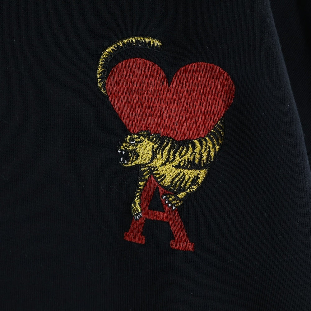 AMI Alexandre Mattiussi(アミアレクサンドルマテュッシ) Tiger Swaetshirt タイガーハートロゴ刺繍 クルーネックスウェットトレーナー ブラック E22UDW009.749