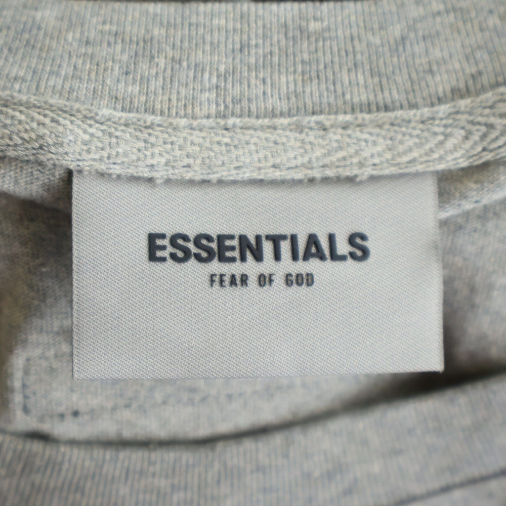 FEAR OF GOD ESSENTIALS(フィアオブゴッド エッセンシャルズ) S/S T-SHIRT ラバーロゴ 半袖Tシャツ グレー