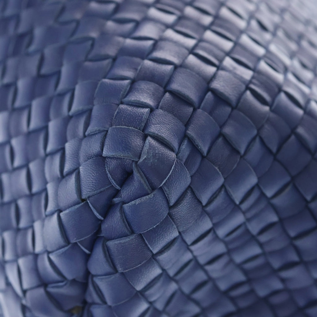 BOTTEGA VENETA(ボッテガヴェネタ) Cabat PM カバ マキシイントレチャート ポーチ付き レザーハンドバッグ ブルー 141498