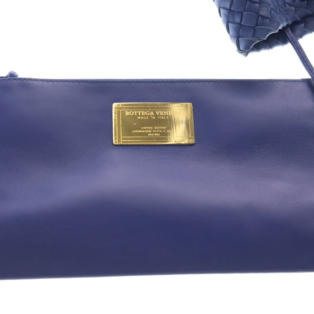BOTTEGA VENETA(ボッテガヴェネタ) Cabat PM カバ マキシイントレチャート ポーチ付き レザーハンドバッグ ブルー 141498