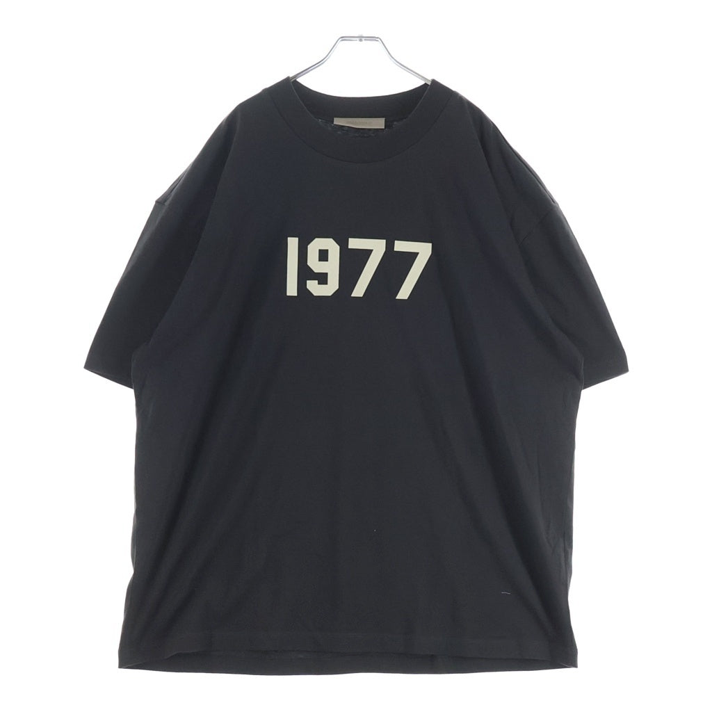 FEAR OF GOD ESSENTIALS(フィアオブゴッド エッセンシャルズ) S/S T-SHIRT 1977 フェルトロゴ 半袖Tシャツ グレー