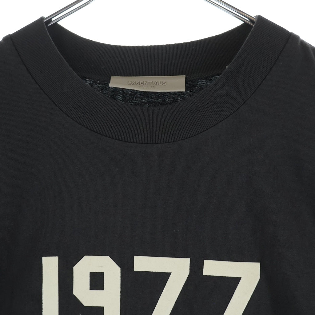 FEAR OF GOD ESSENTIALS(フィアオブゴッド エッセンシャルズ) S/S T-SHIRT 1977 フェルトロゴ 半袖Tシャツ グレー