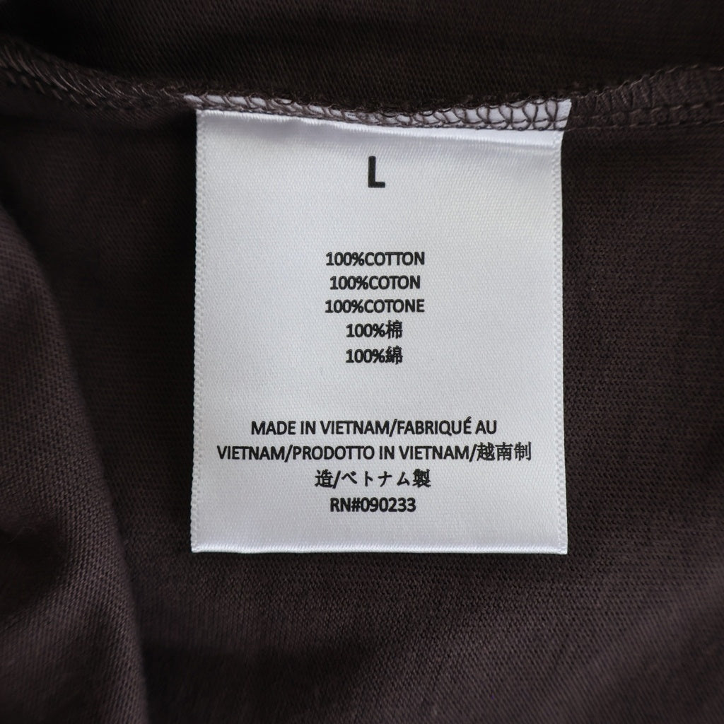 FEAR OF GOD ESSENTIALS(フィアオブゴッド エッセンシャルズ) S/S T-SHIRT ラバーロゴ 半袖Tシャツ ブラウン