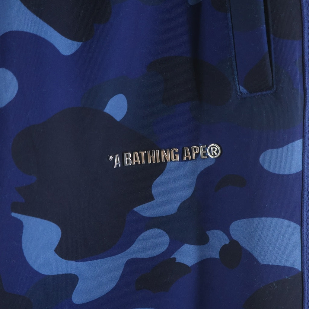 A BATHING APE(アベイシングエイプ) COLOR CAMO METAL LOGO RELAXED FIT カラーカモ メタルロゴ リラックスフィット スウェットパンツ ブルー 001PTL801315M
