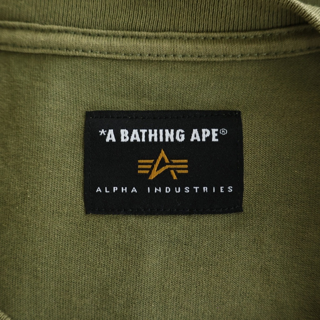 A BATHING APE(アベイシングエイプ) ×ALPHA INDUSTRIES LOGO TEE 001CSG731907X ×アルファインダストリーズ グラフィック ロゴプリント 半袖カットソー Tシャツ カーキ 001CSG731907X