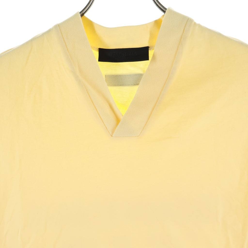 FEAR OF GOD ESSENTIALS(フィアオブゴッド エッセンシャルズ) V NECK S/S T-SHIRT ラバーロゴ Vネック半袖Tシャツ イエロー