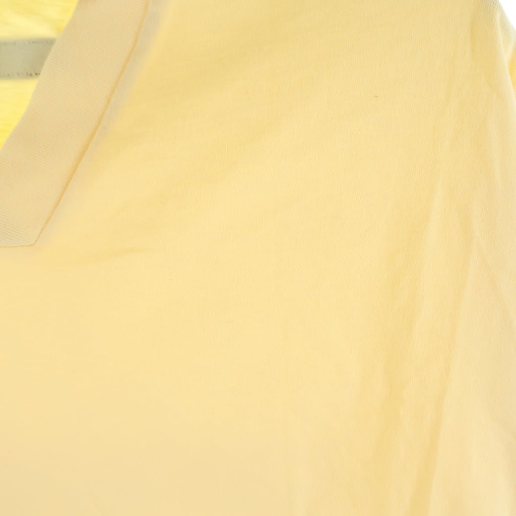 FEAR OF GOD ESSENTIALS(フィアオブゴッド エッセンシャルズ) V NECK S/S T-SHIRT ラバーロゴ Vネック半袖Tシャツ イエロー