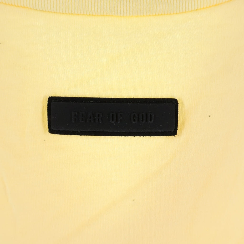 FEAR OF GOD ESSENTIALS(フィアオブゴッド エッセンシャルズ) V NECK S/S T-SHIRT ラバーロゴ Vネック半袖Tシャツ イエロー