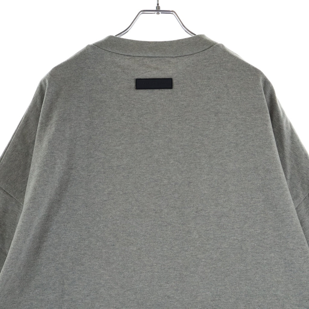 FEAR OF GOD ESSENTIALS(フィアオブゴッド エッセンシャルズ) HEAVY S/S T-SHIRT ヘビーオンス ラバーロゴ 半袖Tシャツ グレー