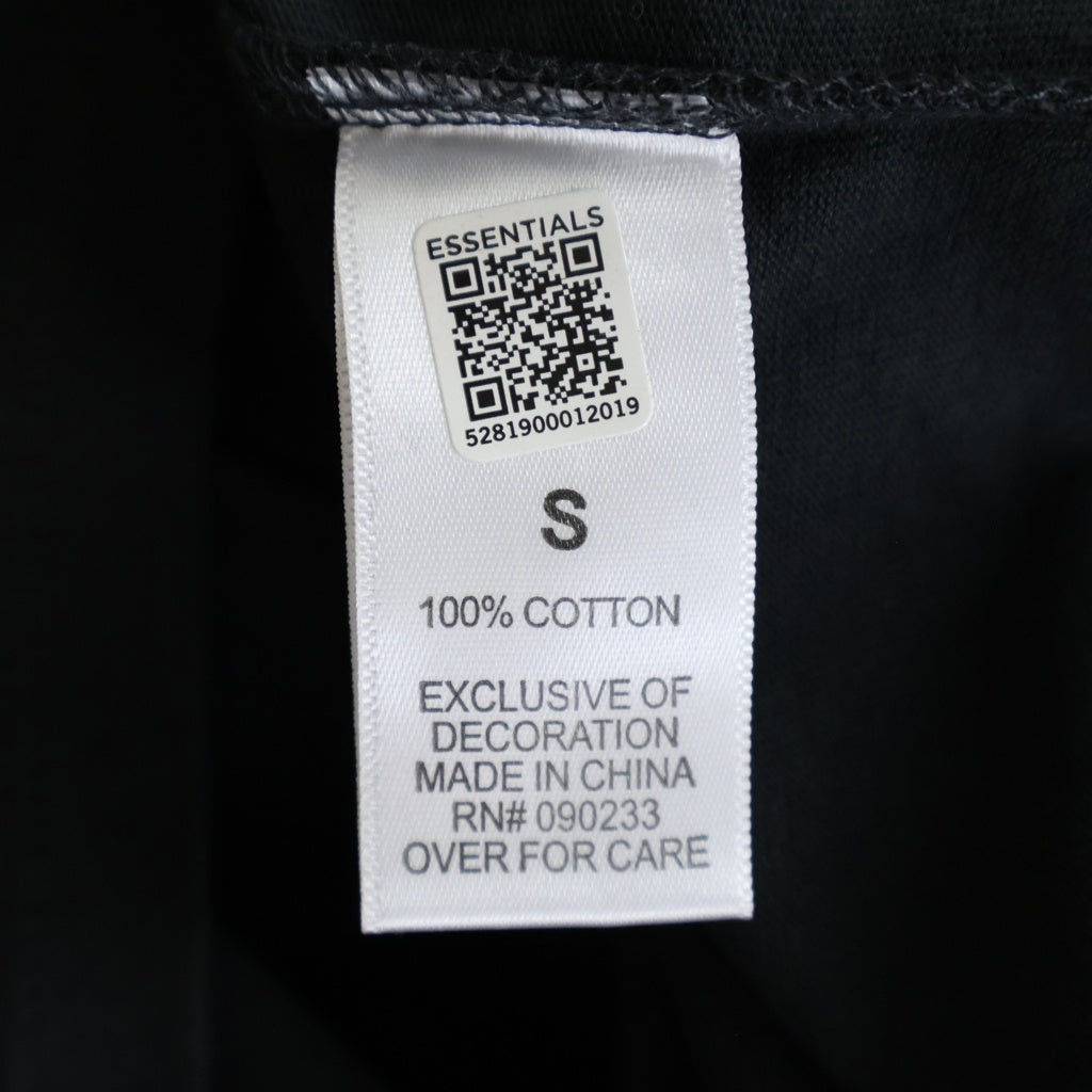 FEAR OF GOD ESSENTIALS(フィアオブゴッド エッセンシャルズ) L/S T-SHIRT カレッジロゴ 長袖Tシャツ ロンT ブラック