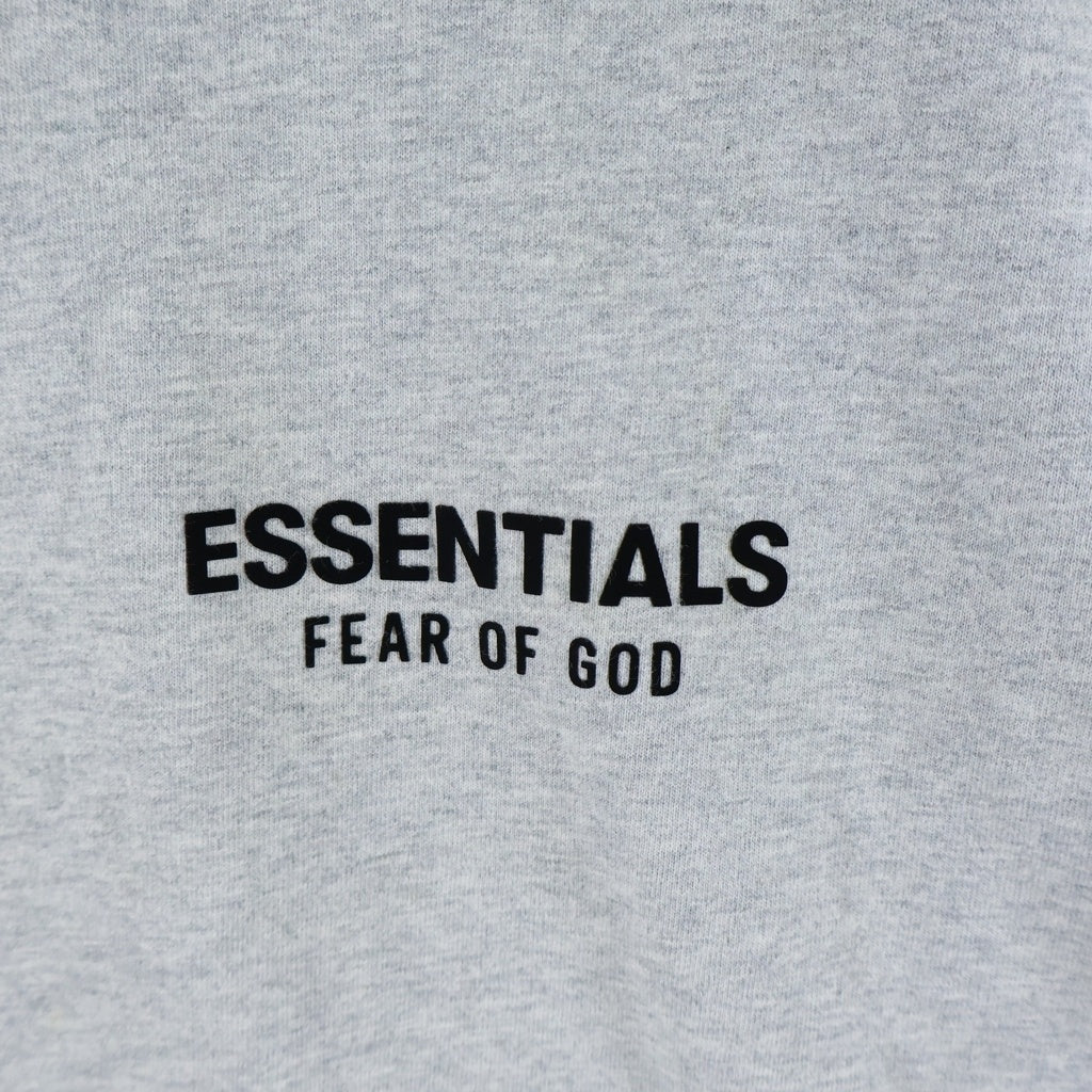 FEAR OF GOD ESSENTIALS(フィアオブゴッド エッセンシャルズ) S/S T-SHIRT ラバーロゴ 半袖Tシャツ グレー