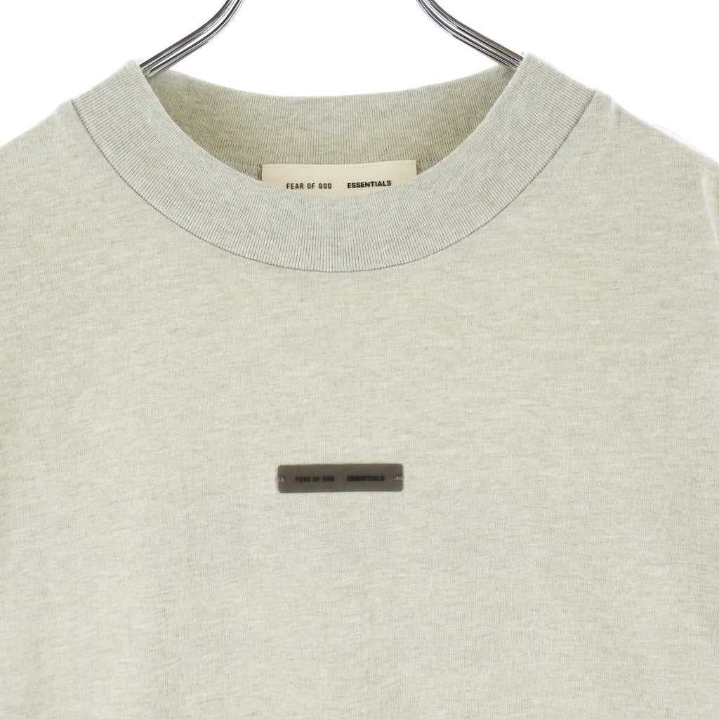 FEAR OF GOD ESSENTIALS(フィアオブゴッド エッセンシャルズ) S/S T-SHIRT メタルラバーロゴ 半袖Tシャツ グレー