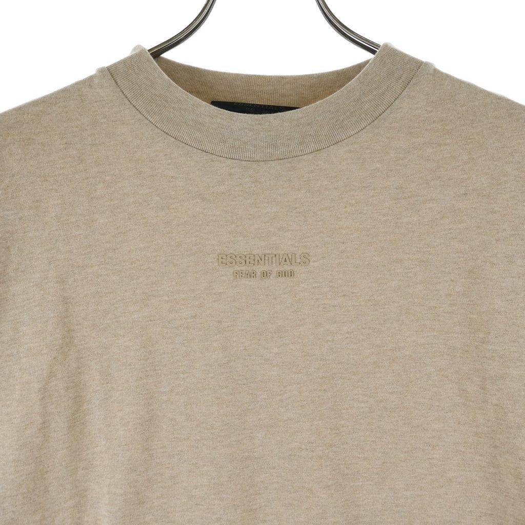 FEAR OF GOD ESSENTIALS(フィアオブゴッド エッセンシャルズ) S/S T-SHIRT ラバーロゴ 半袖Tシャツ ベージュ