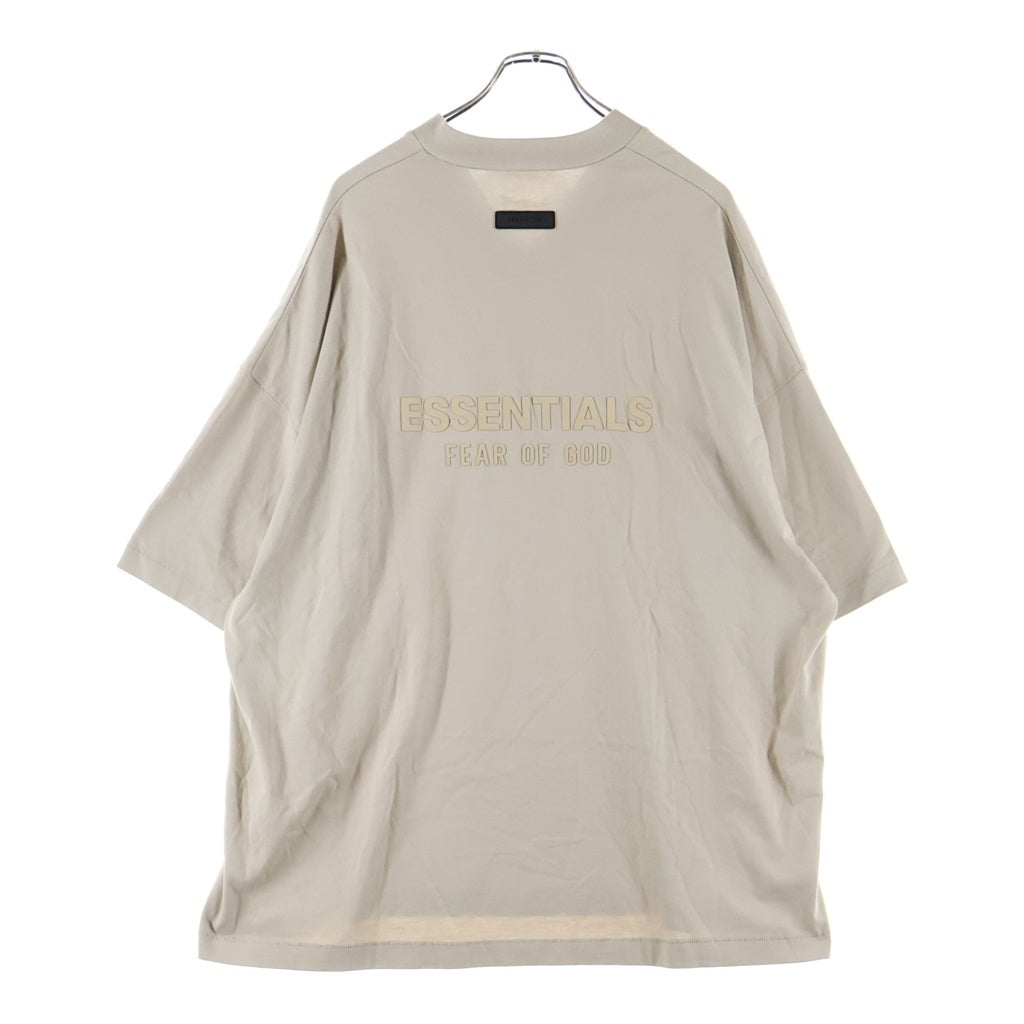 FEAR OF GOD ESSENTIALS(フィアオブゴッド エッセンシャルズ) V NECK S/S T-SHIRT ラバーロゴ Vネック半袖Tシャツ ベージュ