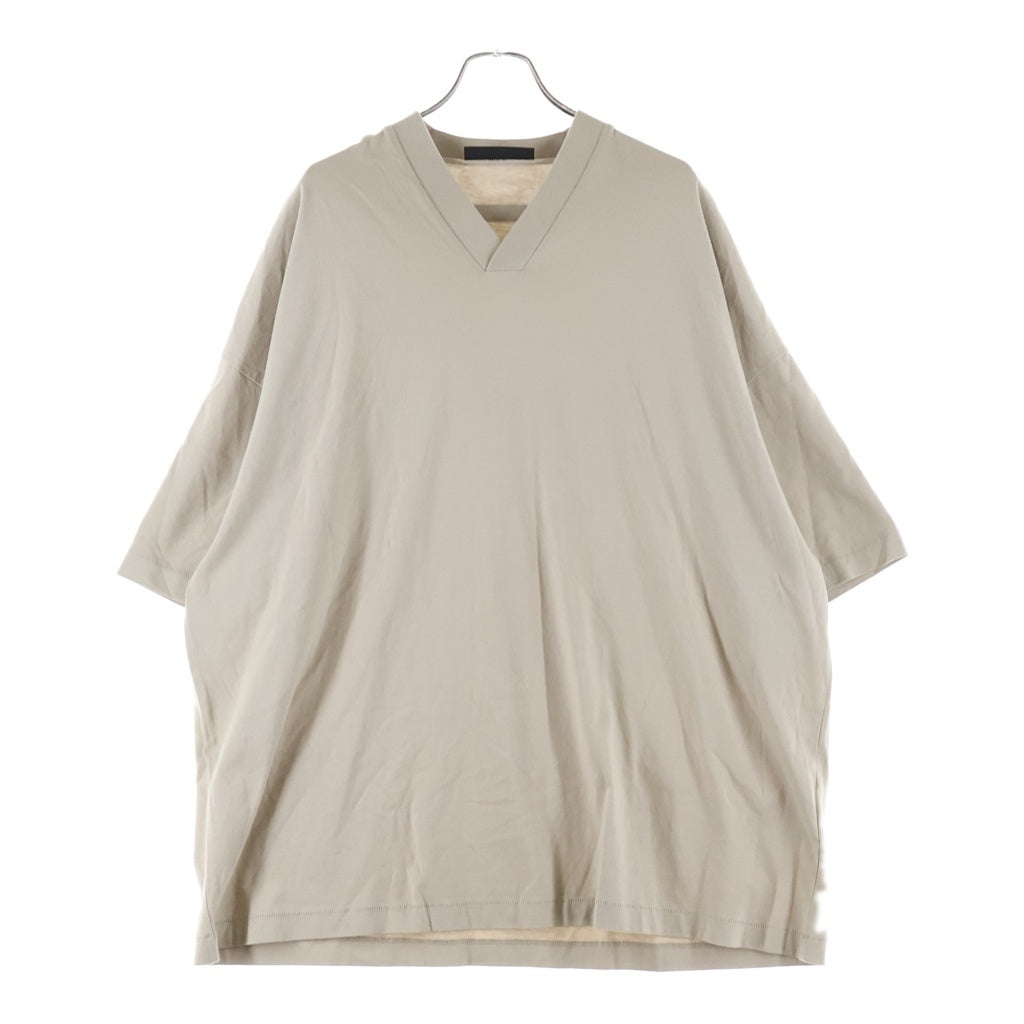 FEAR OF GOD ESSENTIALS(フィアオブゴッド エッセンシャルズ) V NECK S/S T-SHIRT ラバーロゴ Vネック半袖Tシャツ ベージュ