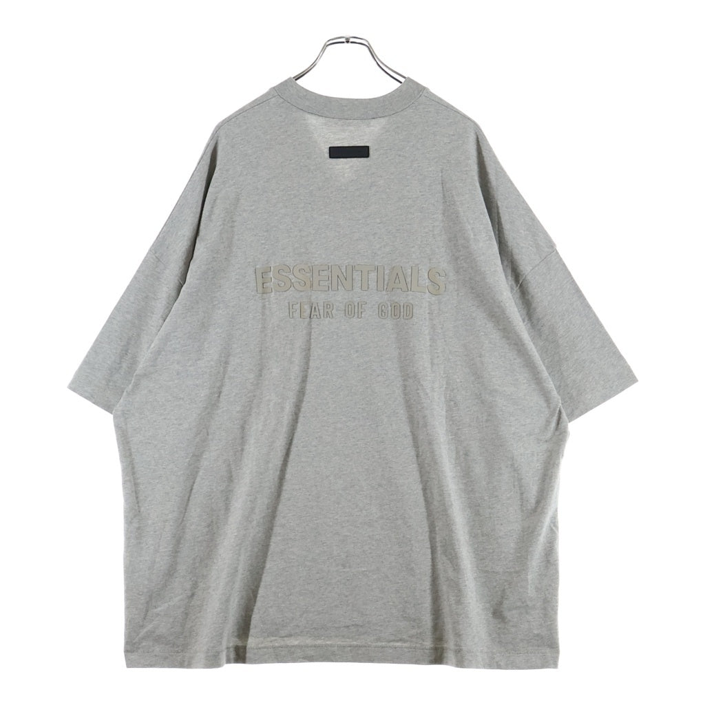 FEAR OF GOD ESSENTIALS(フィアオブゴッド エッセンシャルズ) V NECK T-SHIRT バックラバーロゴ Vネック 半袖Tシャツ グレー