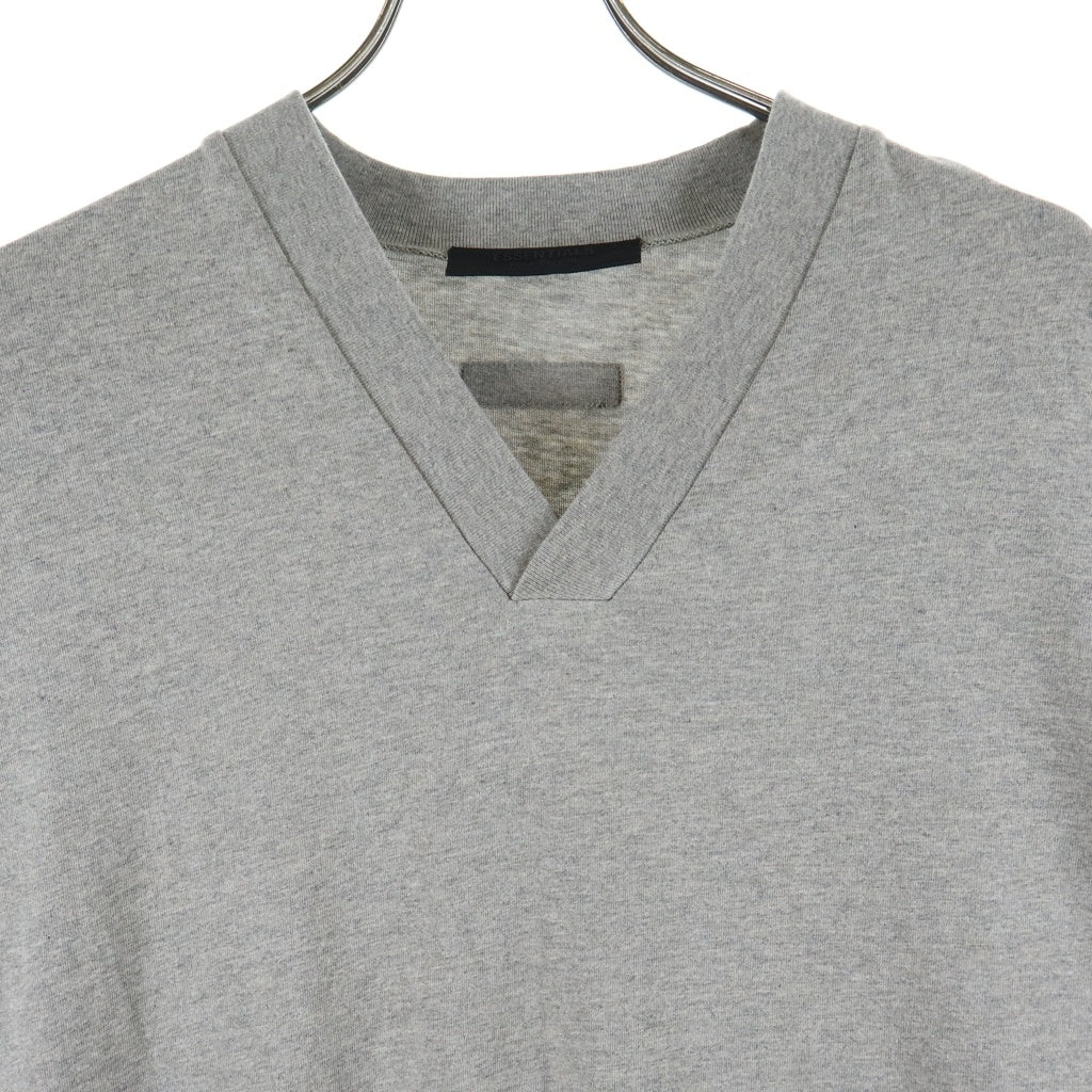 FEAR OF GOD ESSENTIALS(フィアオブゴッド エッセンシャルズ) V NECK T-SHIRT バックラバーロゴ Vネック 半袖Tシャツ グレー