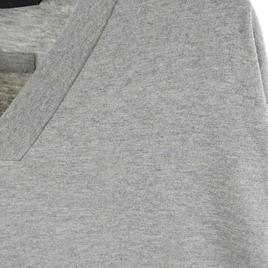FEAR OF GOD ESSENTIALS(フィアオブゴッド エッセンシャルズ) V NECK T-SHIRT バックラバーロゴ Vネック 半袖Tシャツ グレー