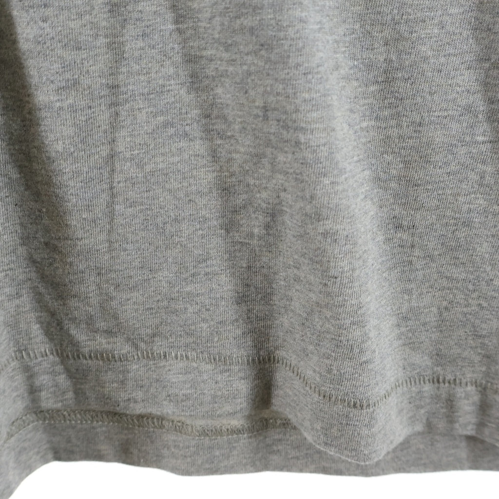 FEAR OF GOD ESSENTIALS(フィアオブゴッド エッセンシャルズ) V NECK T-SHIRT バックラバーロゴ Vネック 半袖Tシャツ グレー