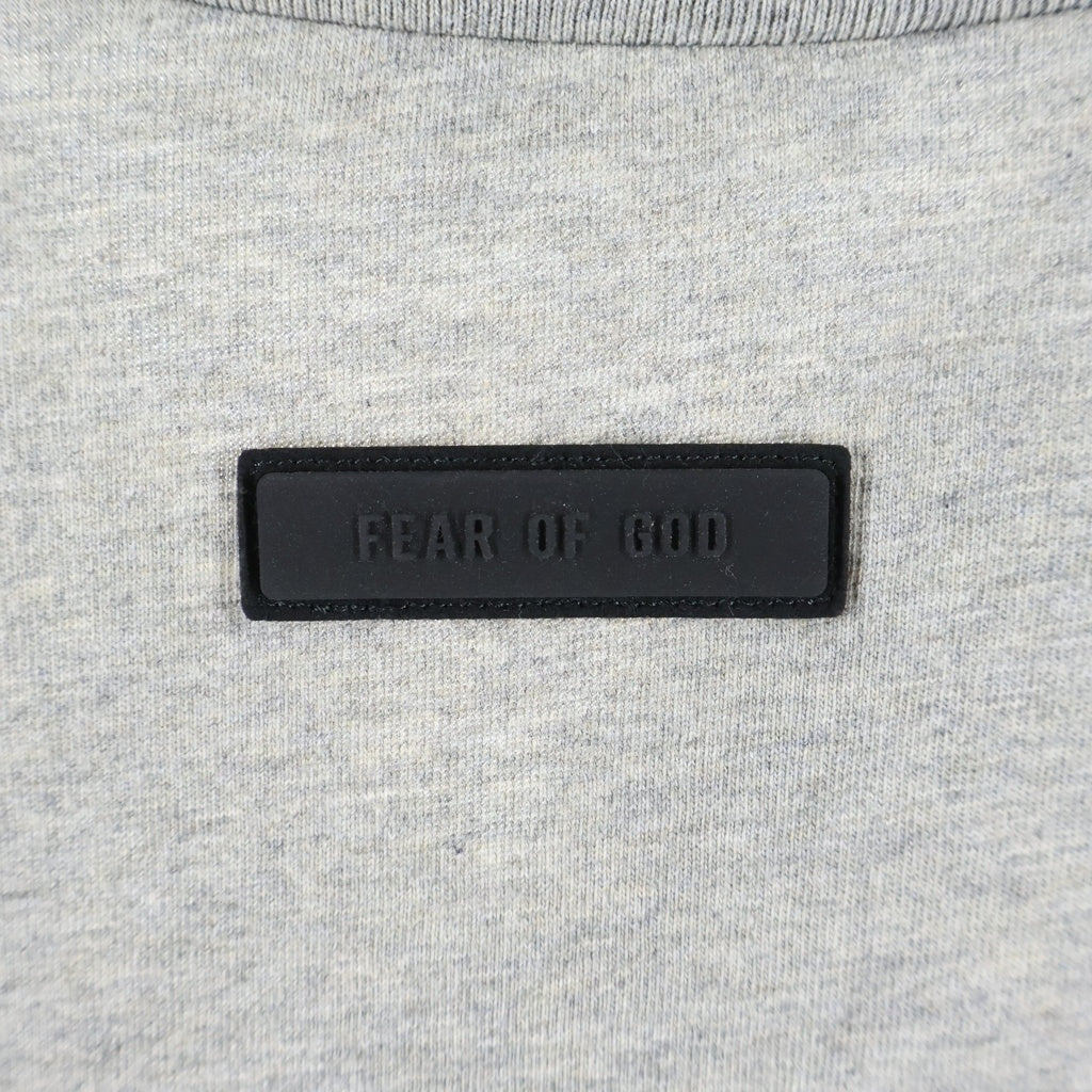 FEAR OF GOD ESSENTIALS(フィアオブゴッド エッセンシャルズ) V NECK T-SHIRT バックラバーロゴ Vネック 半袖Tシャツ グレー