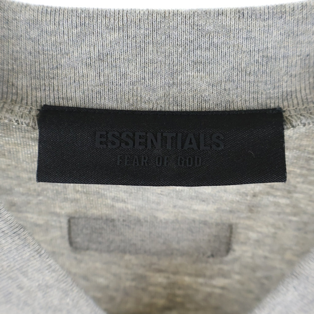 FEAR OF GOD ESSENTIALS(フィアオブゴッド エッセンシャルズ) V NECK T-SHIRT バックラバーロゴ Vネック 半袖Tシャツ グレー