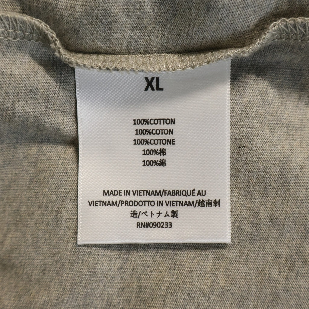 FEAR OF GOD ESSENTIALS(フィアオブゴッド エッセンシャルズ) V NECK T-SHIRT バックラバーロゴ Vネック 半袖Tシャツ グレー