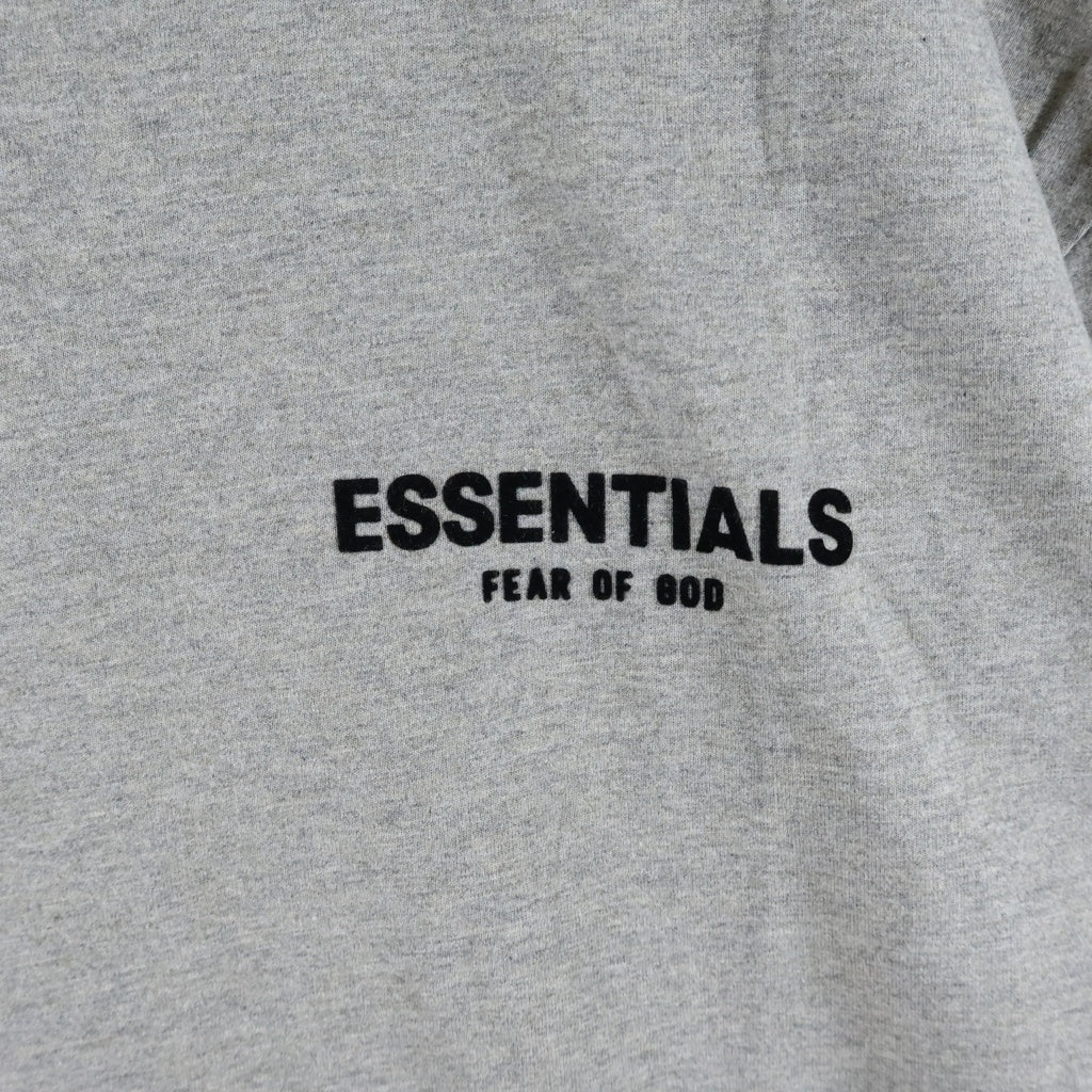 FEAR OF GOD ESSENTIALS(フィアオブゴッド エッセンシャルズ) S/S T-SHIRT フェルトロゴ 半袖Tシャツ グレー