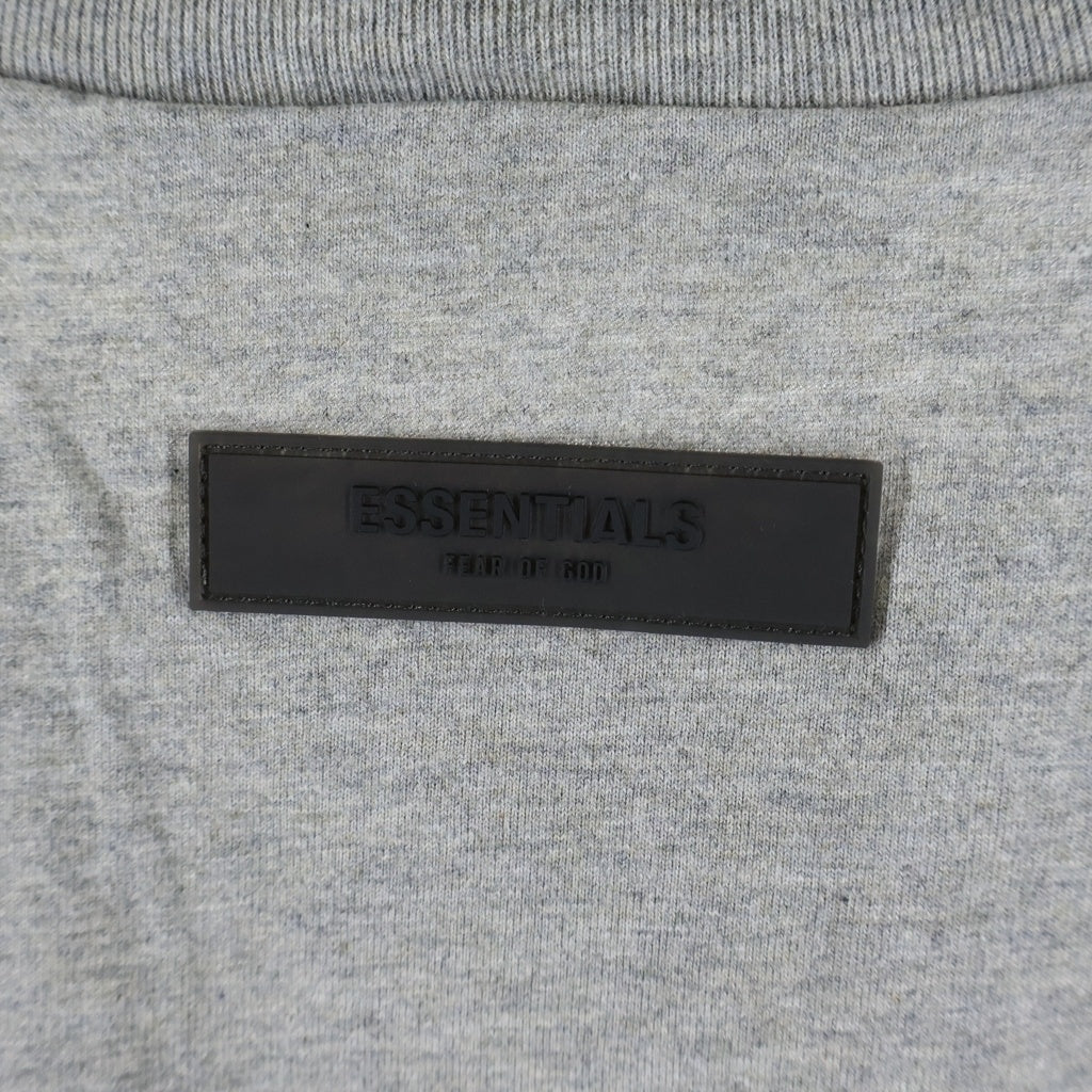 FEAR OF GOD ESSENTIALS(フィアオブゴッド エッセンシャルズ) S/S T-SHIRT フェルトロゴ 半袖Tシャツ グレー