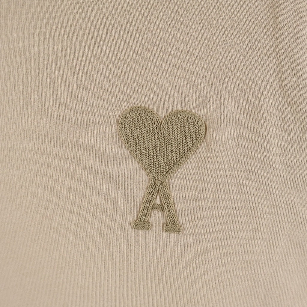AMI Alexandre Mattiussi(アミアレクサンドルマテュッシ) T-Shirt ロゴ刺繍 半袖Tシャツ ベージュ A21HJ128.726