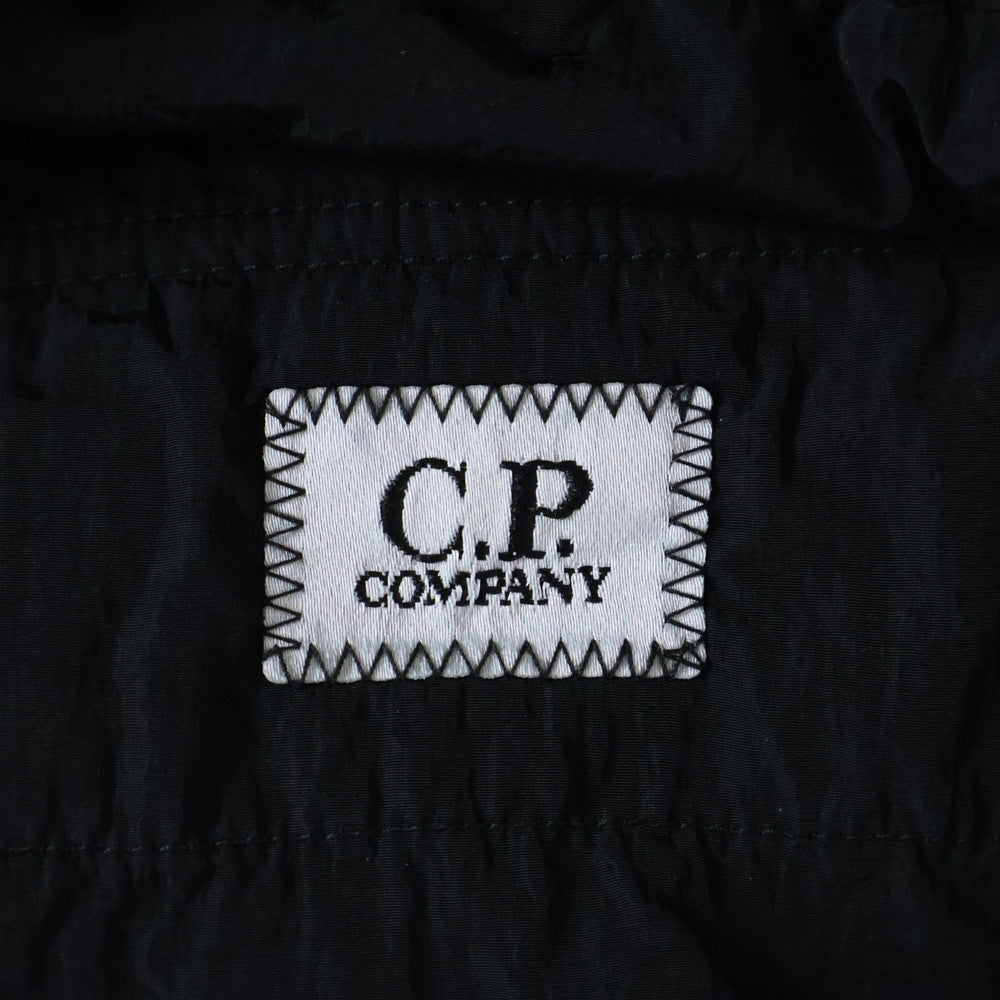 C.P. Company(シーピーカンパニー) Chrome-R BERMUDA 2401060 カーゴ ナイロン ガーメントダイ ウエストゴム ロゴレンズ ショーツ ブラック