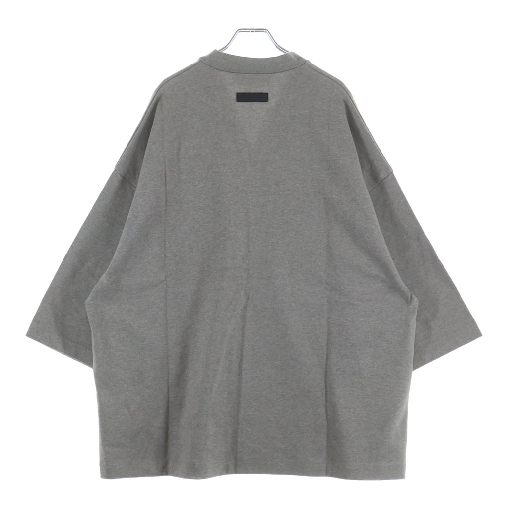 FEAR OF GOD ESSENTIALS(フィアオブゴッド エッセンシャルズ) V NECK JERSEY ラバーロゴ Vネック ヘビーオンス半袖Tシャツ グレー