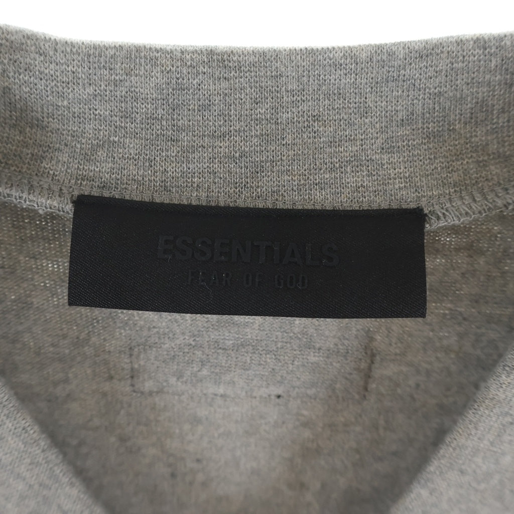 FEAR OF GOD ESSENTIALS(フィアオブゴッド エッセンシャルズ) V NECK JERSEY ラバーロゴ Vネック ヘビーオンス半袖Tシャツ グレー