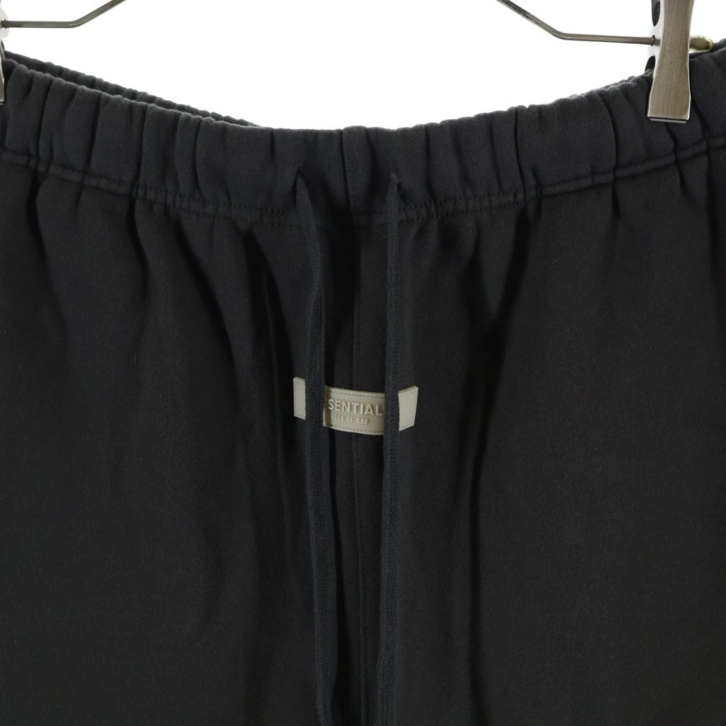 FEAR OF GOD ESSENTIALS(フィアオブゴッド エッセンシャルズ) SHORT PANTS 1977 フェルトロゴ スウェットハーフパンツ ショーツ グレー