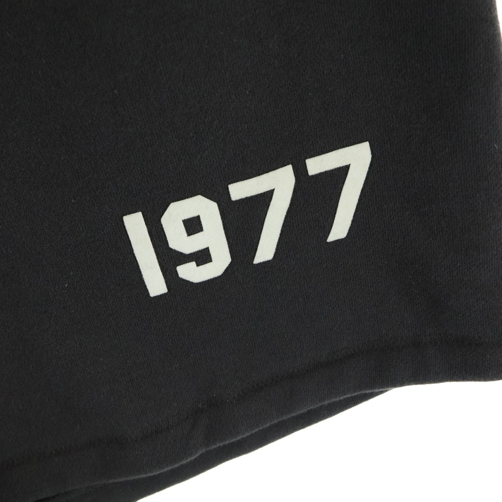 FEAR OF GOD ESSENTIALS(フィアオブゴッド エッセンシャルズ) SHORT PANTS 1977 フェルトロゴ スウェットハーフパンツ ショーツ グレー