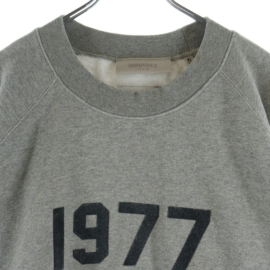 FEAR OF GOD ESSENTIALS(フィアオブゴッド エッセンシャルズ) SWEATSHIRT 1977 フェルトロゴ クルーネックスウェットトレーナー グレー