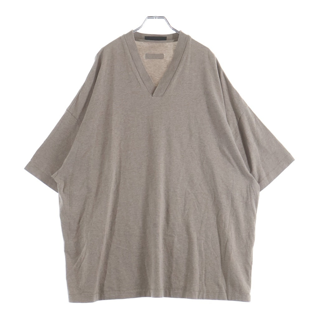 FEAR OF GOD ESSENTIALS(フィアオブゴッド エッセンシャルズ) V NECK S/S T-SHIRT ラバーロゴ Vネック半袖Tシャツ ベージュ