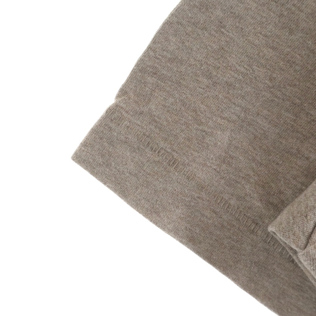 FEAR OF GOD ESSENTIALS(フィアオブゴッド エッセンシャルズ) V NECK S/S T-SHIRT ラバーロゴ Vネック半袖Tシャツ ベージュ