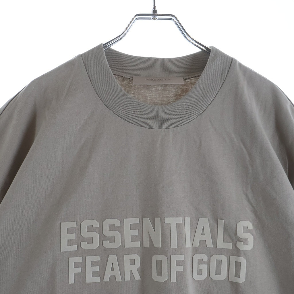 FEAR OF GOD ESSENTIALS(フィアオブゴッド エッセンシャルズ) S/S T-SHIRT フェルトロゴ 半袖Tシャツ ベージュ