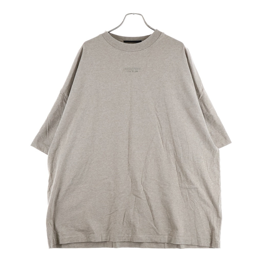 FEAR OF GOD ESSENTIALS(フィアオブゴッド エッセンシャルズ) S/S T-SHIRT フロントラバーロゴ 半袖Tシャツ ベージュ