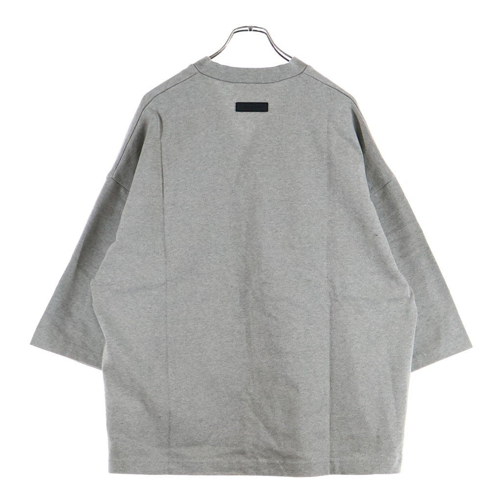 FEAR OF GOD ESSENTIALS(フィアオブゴッド エッセンシャルズ) V NECK JERSEY ラバーロゴ Vネックジャージー 半袖Tシャツ グレー